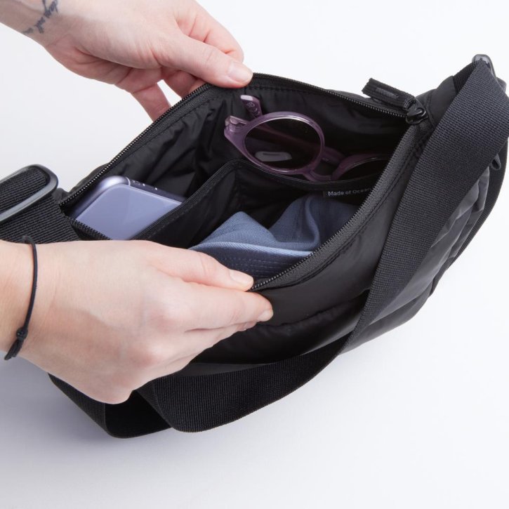 GOTBAG. Puffer Moon Bag small monochrome black