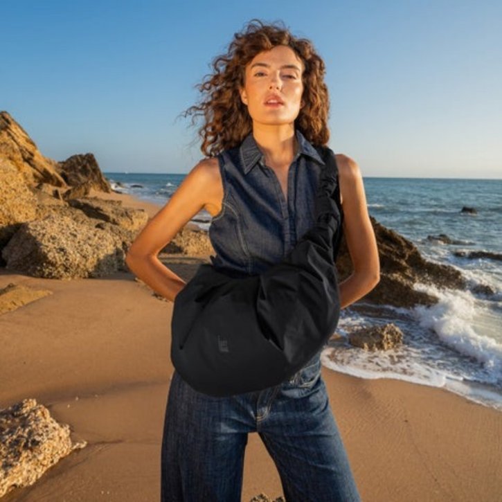 GOTBAG. PLEAT Moon bag large black