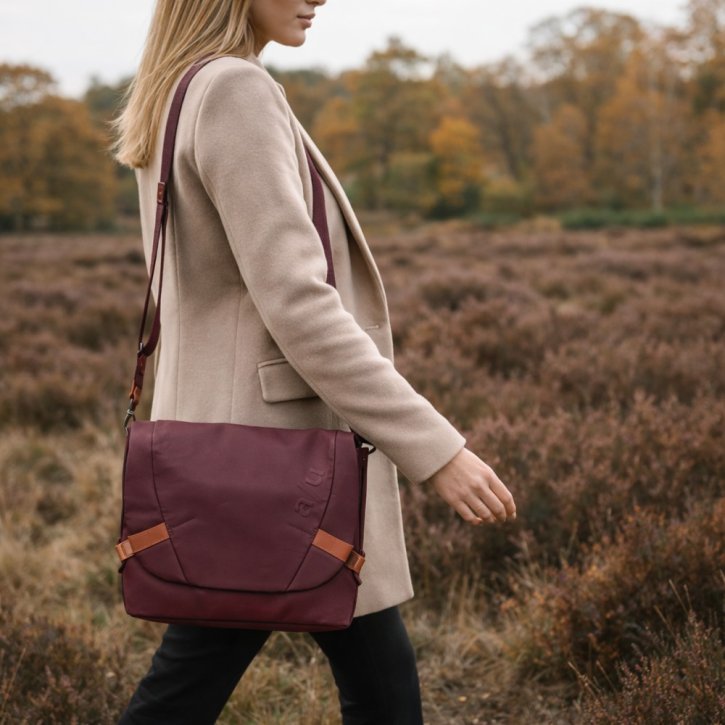 Aunts & Uncles SENDAI Messenger Bag  cherry laquer