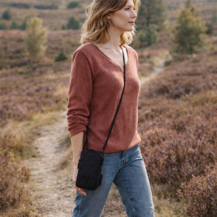 Aunts & Uncles UJI Phonebag black