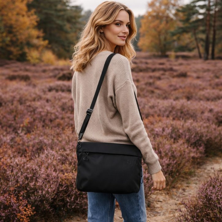 Aunts & Uncles AOKI RE LITE Umhängetasche black