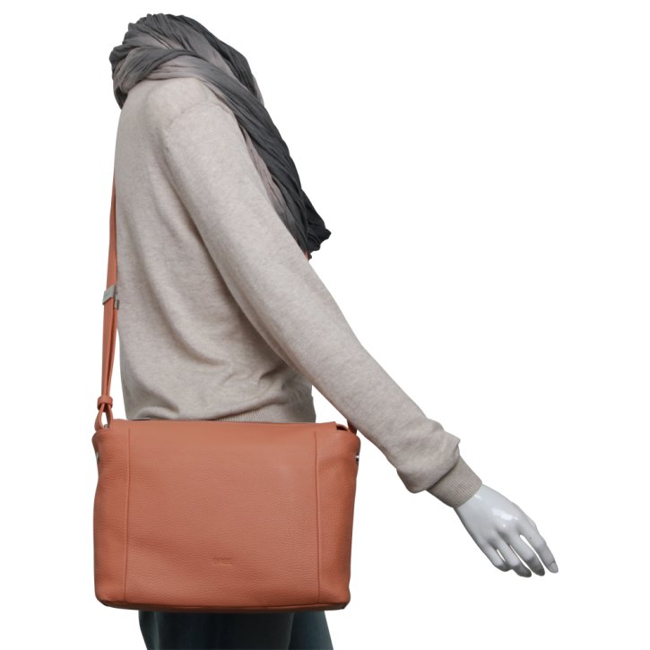 Bree Tana 2 cross shoulder canyon