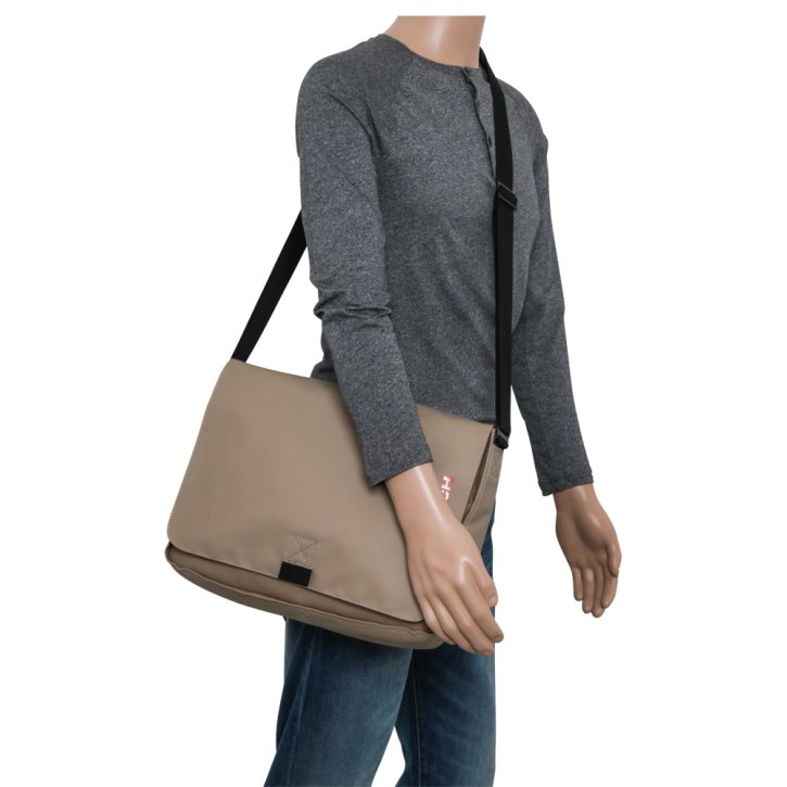 Bree PNCH 49 messenger bag silver milk