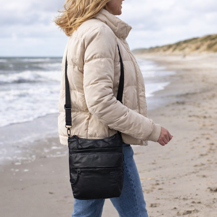 Aunts & Uncles YURA Umhängetasche black