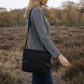 Aunts & Uncles SENDAI Umhängetasche black