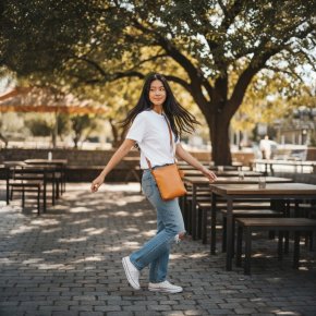 Saccoo Badajo Schultertasche cognac